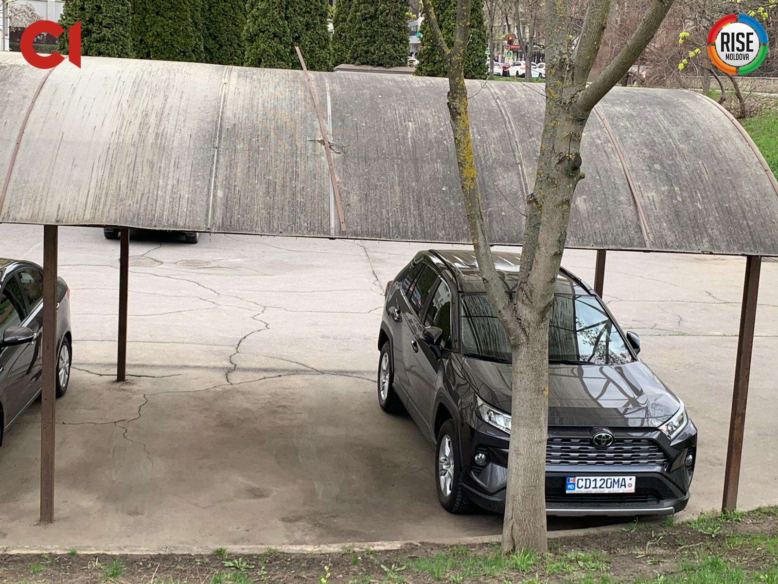 Automobilul Ambasadei Ucrainei la Chișinău