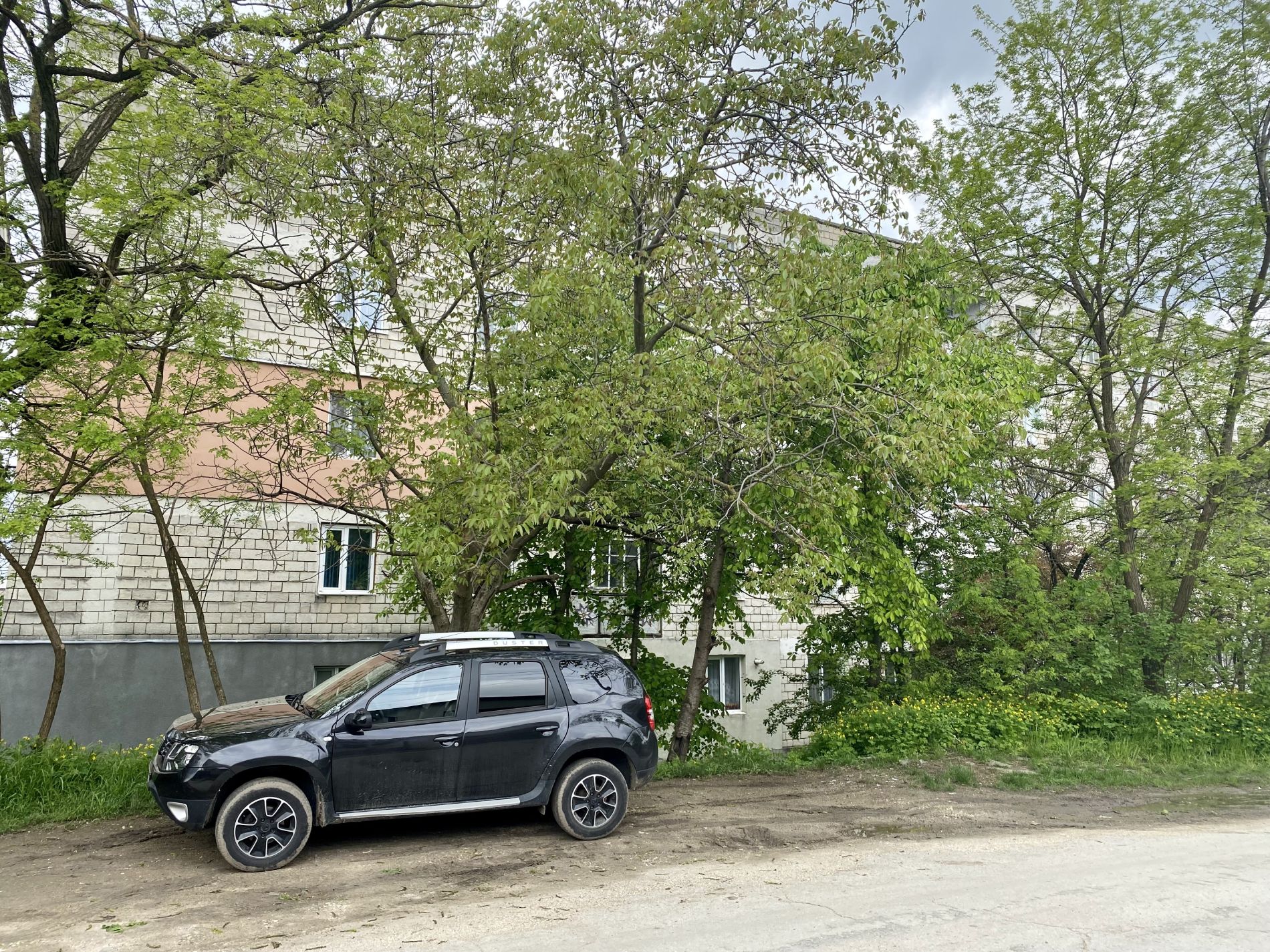 Mașina lui Vasile Secrieru parcată în spatele blocului în care locuiește