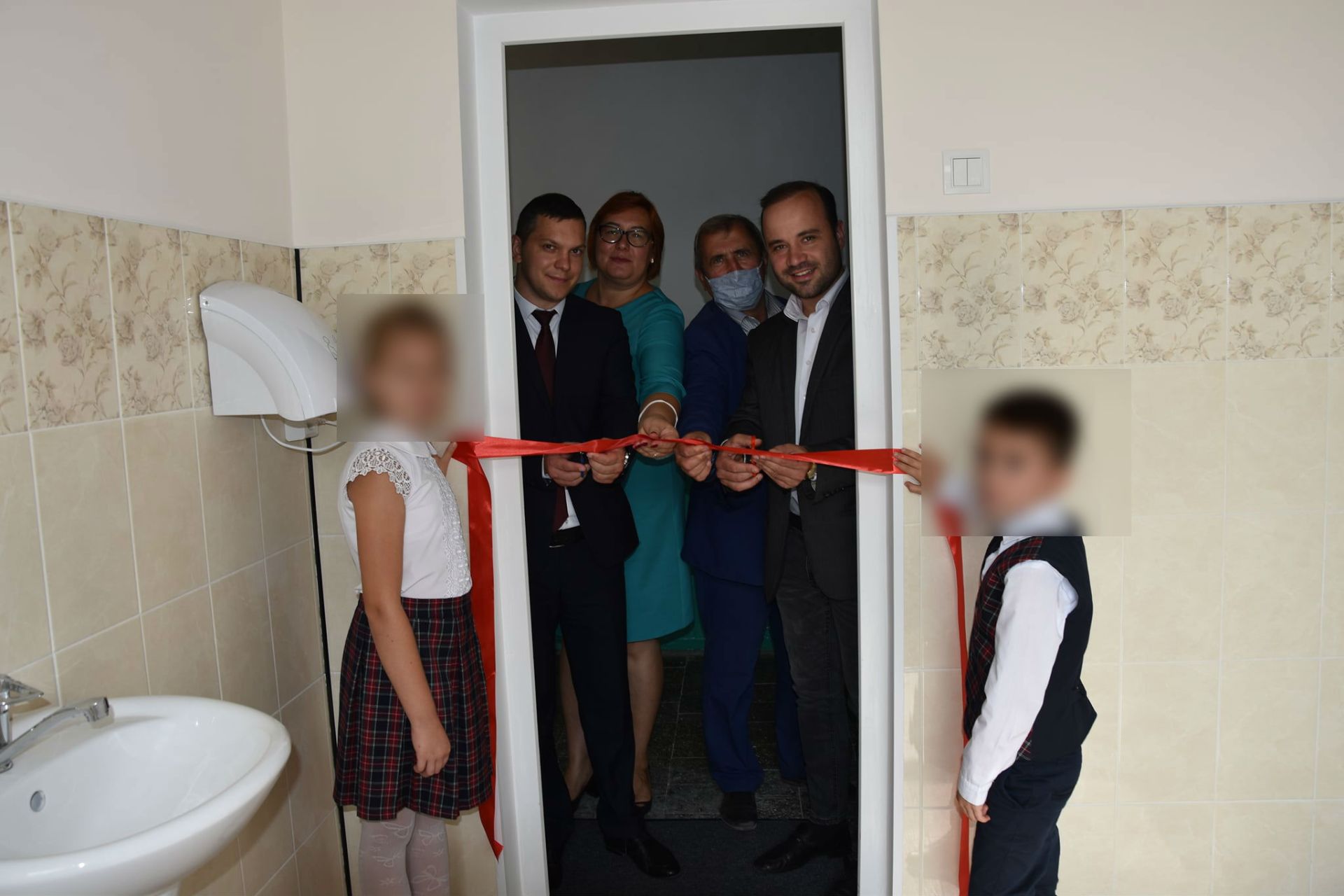 Vasile Secrieru și Vladimir Mizdrenco la inaugurarea unui WC în incinta unei școli